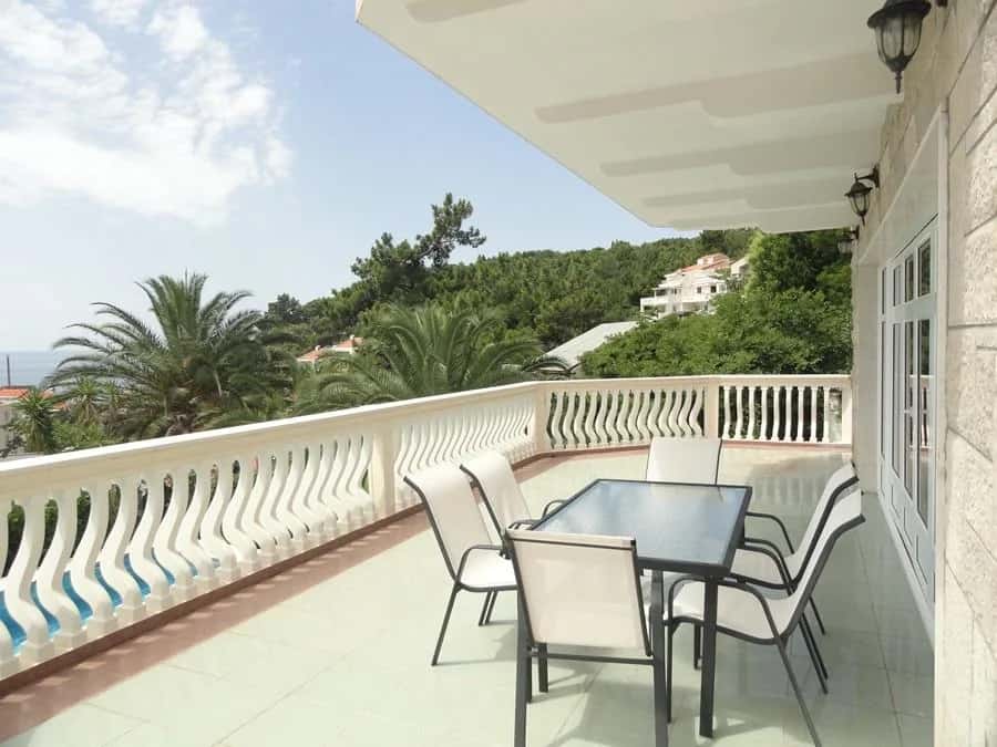 Дом Petrovac-1 с бассейном — фото 1 из 20
