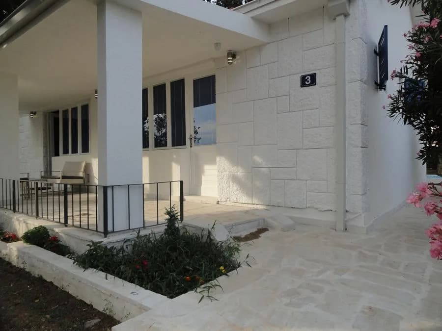 Отель — фото 1 из 12
