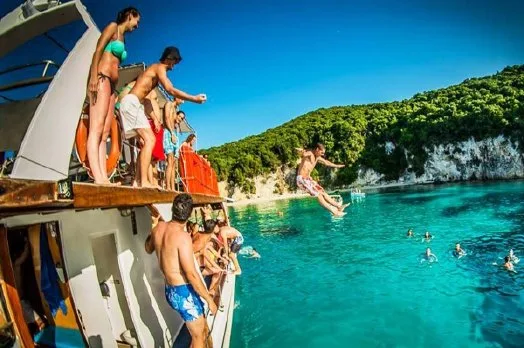 Купание с корабля у пляжа Жаница