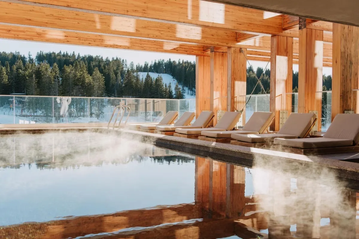 Открытый подогреваемый бассейн в отеле Viceroy