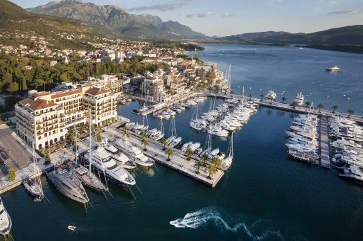 Яхты в марине Porto Montenegro