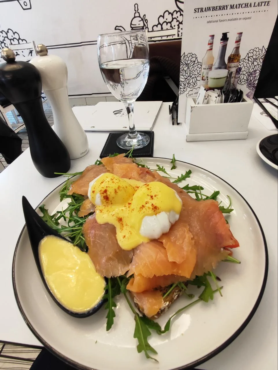 Красивая подача завтрака в кафе Brunch Sa в Сараево