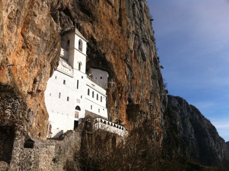 Главная святое место в Черногории — монастырь Острог высечен в скале над Белопавличкой равниной на высоте 900 м.  Место невероятной красоты, веры, духовности. Самое посещаемое паломниками место в Черногории.