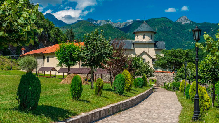 Монастырь Морача (серб. Manastir Morača) — сербский православный монастырь, расположенный в долине горной реки Морача в центральной части Черногории. Он является одним из самых монументальных и наиболее значимых сербских православных памятников.
