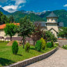 Монастырь Морача (серб. Manastir Morača) — сербский православный монастырь, расположенный в долине горной реки Морача в центральной части Черногории. Он является одним из самых монументальных и наиболее значимых сербских православных памятников.