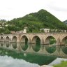 Красивый, древний мост поражает туристов, которые приезжают в Боснию и Герцеговину впервые, манит обратно тех, кто уже видел его. Мост в окружении зеленых гор и водной глади бирюзового цвета – незабываемое сочетание.