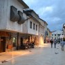 Андричград – это город, который придумал и воплотил в жизнь режиссёр Эмир Кустурица. Вначале он построил город из дерева в Сербии и назвал его Дрвенград, а потом собрался строить каменный город в Боснии под названием Каменград.