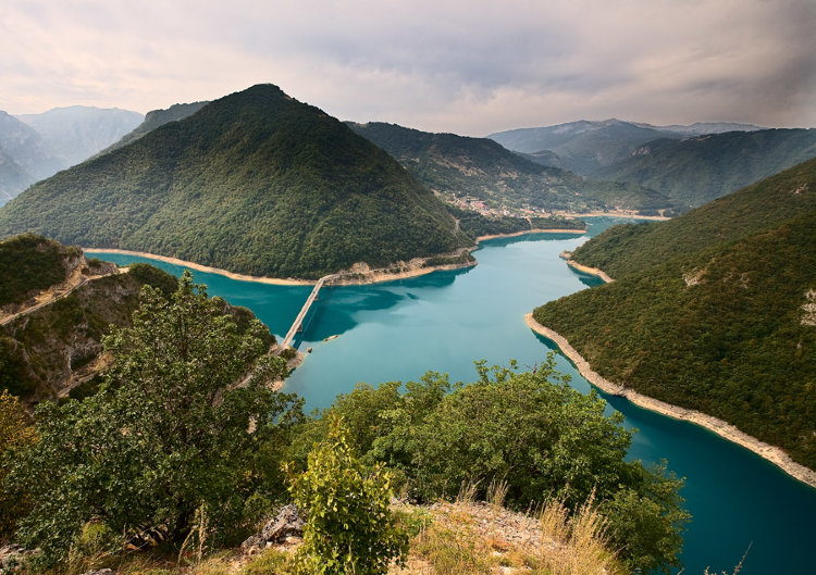 Один из самых красивых водоемов Черногории, Пивское озеро.