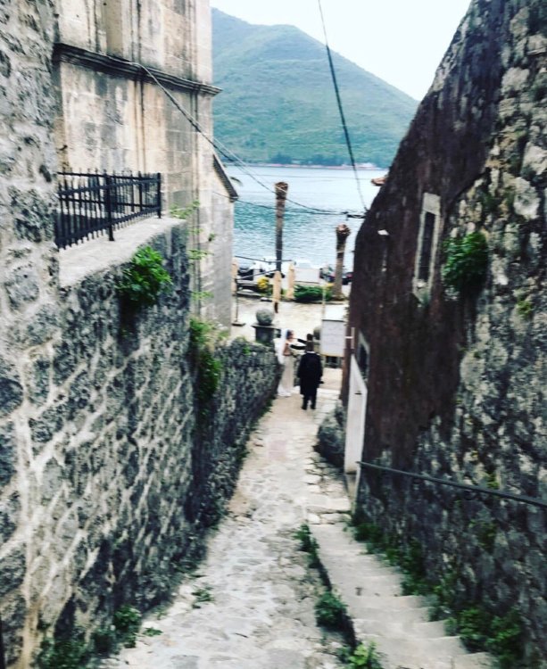 В Черногории на берегу Боко-Которской бухты находится романтичный городок Пераст, который состоит всего из нескольких улиц. Но несмотря на свой небольшой размер, это один из самых красивых городов Черногории. 