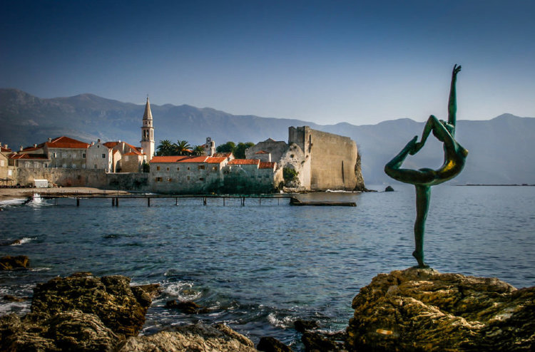 В одном из городков живописной Черногории на побережье Адриатического моря стоит прекрасная скульптура девушки, застывшей в грациозной позе. Этот памятник называется "Танцовщица из Будвы" или "Гимнастка из Будвы".