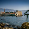 В одном из городков живописной Черногории на побережье Адриатического моря стоит прекрасная скульптура девушки, застывшей в грациозной позе. Этот памятник называется "Танцовщица из Будвы" или "Гимнастка из Будвы".