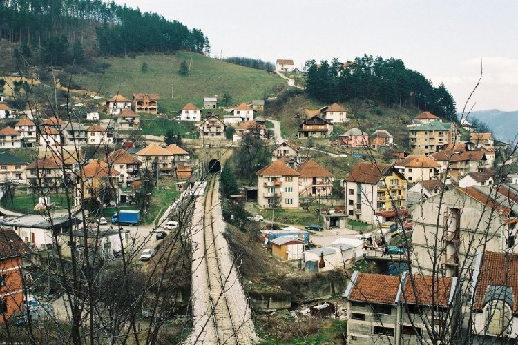 Биело-Поле – небольшой город в Черногории, столица одноименной общины. Город является туристическим «лидером» всей северо-восточной части страны, предлагая своим гостям массу исторических достопримечательностей, прекрасные горнолыжные и термальные курорты