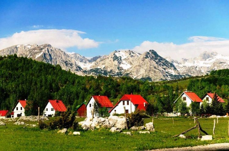 Дурмитор — настоящее чудо природы в Черногории. На огромном пространстве раскинулись древние леса, горы, озера, реки и высокогорные луга. Где-то здесь затерялись небольшие деревушки, люди в которых живут почти так же, как и многие сотни лет назад.
