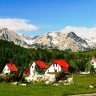 Дурмитор — настоящее чудо природы в Черногории. На огромном пространстве раскинулись древние леса, горы, озера, реки и высокогорные луга. Где-то здесь затерялись небольшие деревушки, люди в которых живут почти так же, как и многие сотни лет назад.

