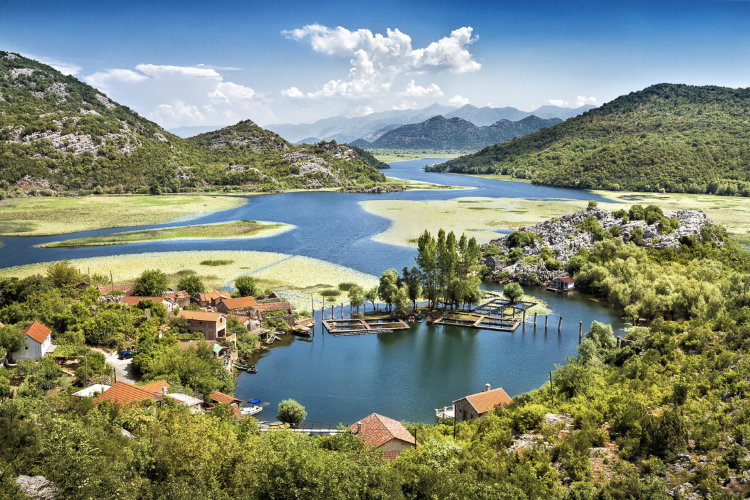 Крупнейшее озеро на Балканах, на берегах которого сохранились древнейшие постройки – крепости, небольшие поселки, церкви и монастыри. Водоем питают 6 рек, а вытекает лишь одна – Бояна, которая впадает в Адриатическое море.