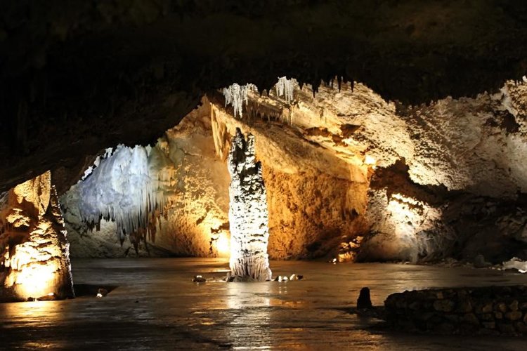 Липская пещера
